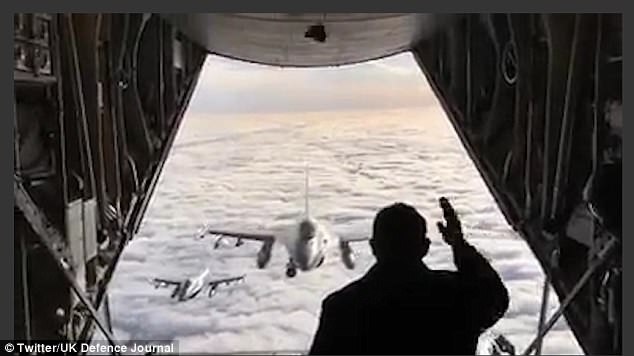 Vị thủ tướng đứng ở đuôi máy bay trên cao 5.000m vẫy chào chiếc F-16 - 1