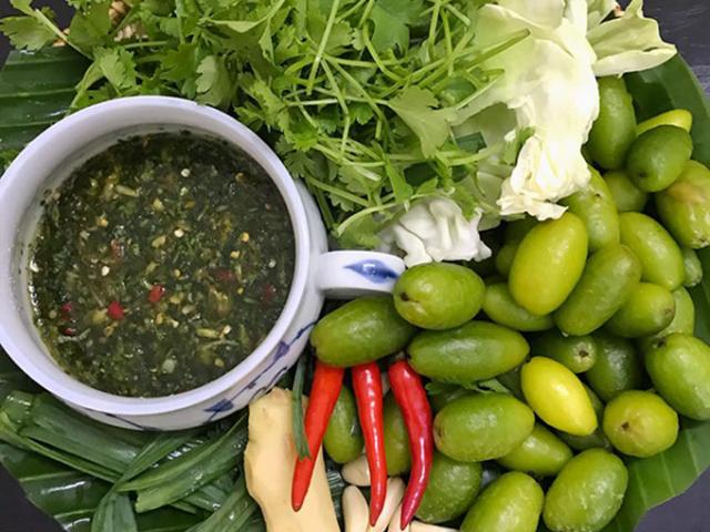 Thị trường - Tiêu dùng - Nhót xanh chua loét, giá cao tới 200.000 đồng/kg vẫn "cháy hàng"