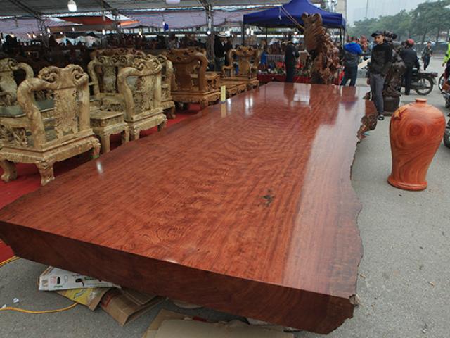Sập gỗ Cẩm Lai được cho là có tuổi đời nghìn năm xuất hiện ở Hà Nội