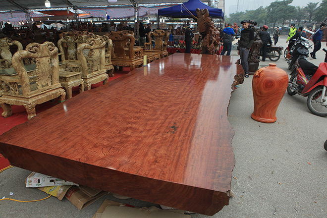 Sập gỗ Cẩm Lai được cho là có tuổi đời nghìn năm xuất hiện ở Hà Nội - 1