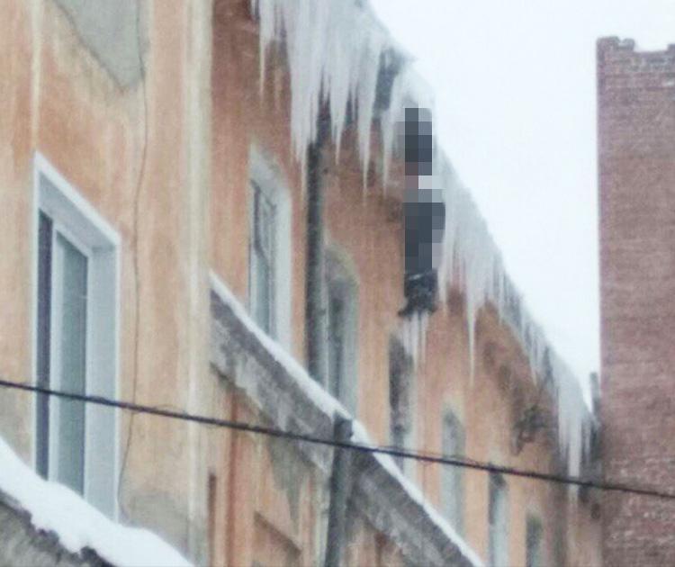 Người bị đóng băng treo lơ lửng rìa mái nhà ở nhiệt độ âm 27 độ C - 1