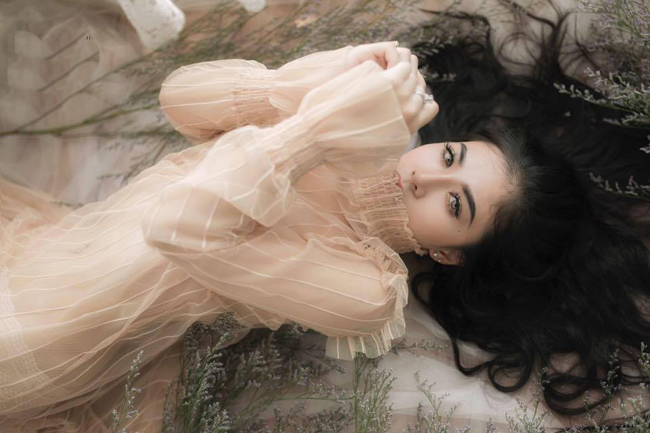 Cô chơi được 5 loại nhạc cụ là guitar, piano,&nbsp;ukulele và organ.