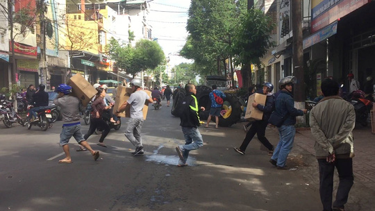 Clip: Hàng trăm người lao vào đám cháy cứu tài sản - 1