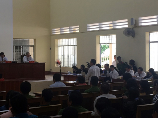 Mẹ bé gái bị dâm ô: “Con tôi tự tử vì quyết định không khởi tố vụ án” - 2