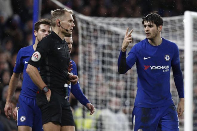 Morata “chân gỗ” & ăn vạ, Conte – Chelsea nổi điên vì thẻ đỏ - 1