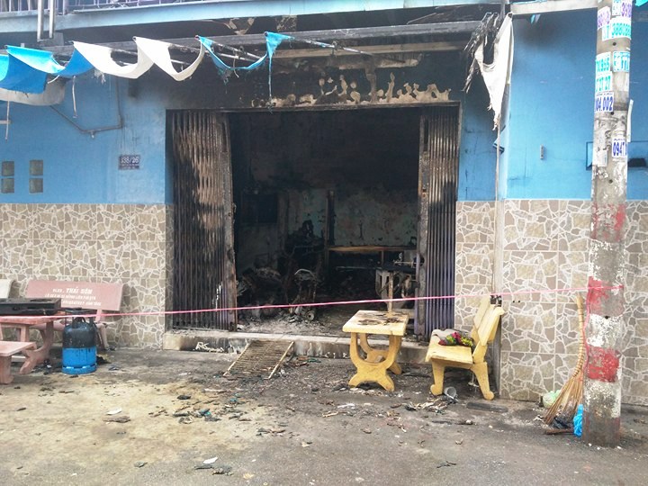 Nhà bốc cháy dữ dội lúc rạng sáng, 2 người gào khóc trong biển lửa - 1