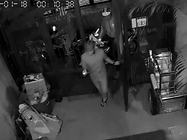 Pháp luật - Camera ghi hình nhóm trộm 3 lần vào nhà lấy 3 xe máy