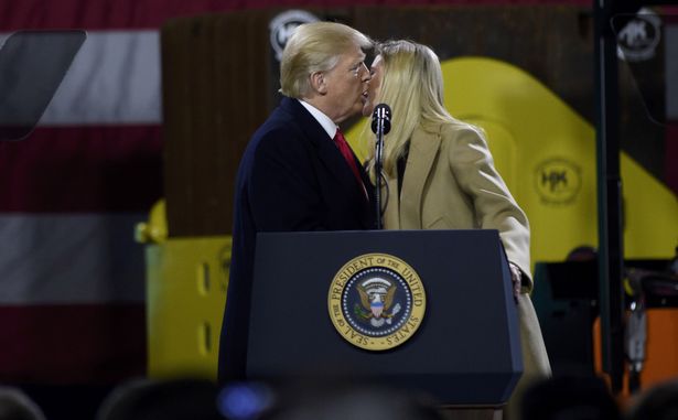 Video: Kiểu thơm má con gái ít ai có của ông Trump - 1