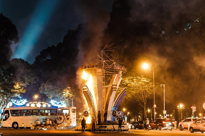 Lửa cháy ngùn ngụt tại đèn trang trí Tết ở trung tâm Sài Gòn - 1