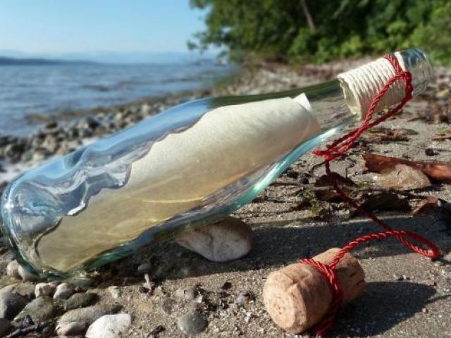 Thế giới - Dọn rác bờ biển, cậu bé Anh nhặt được tin nhắn thú vị từ châu lục khác