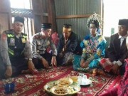 Bạn trẻ - Cuộc sống - Buộc phải cưới vì bị người làng bắt gặp ở cùng nhau trong vườn chôm chôm