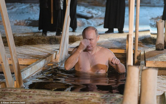 Ông Putin cởi trần, ngâm mình trong hồ nước băng giá - 3