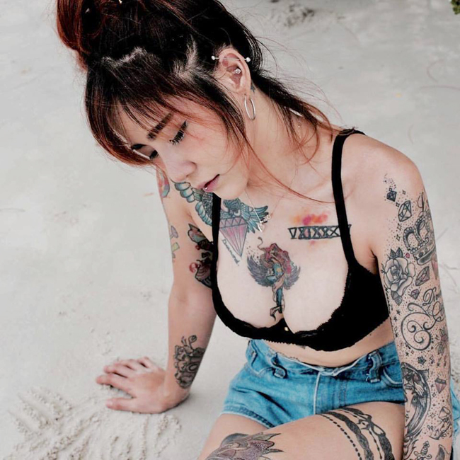 Thần thái ngọt ngào, dễ thương dù có những hình xăm rải rác cơ thể.&nbsp;