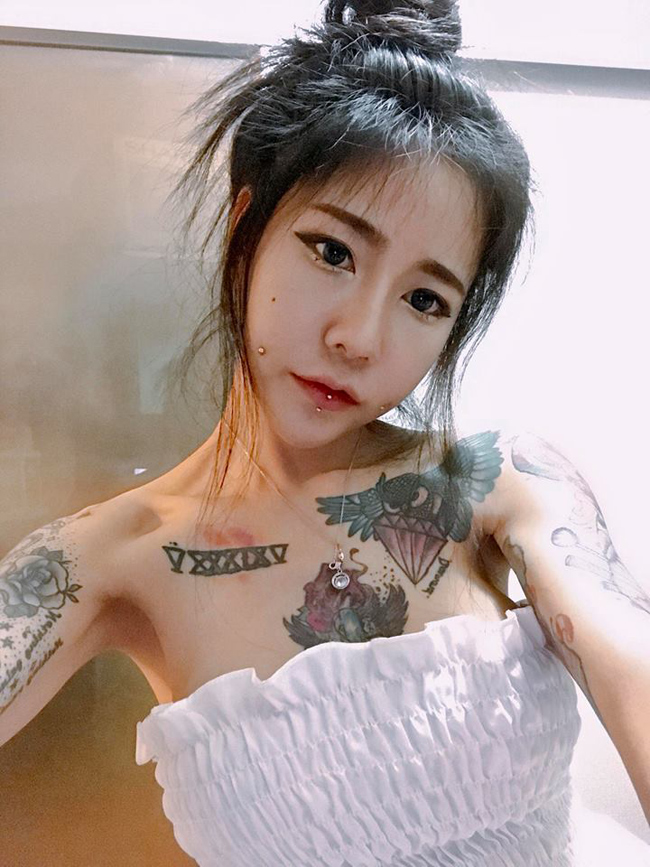 Nổi bật hơn cả là hình xăm cánh bướm trên bờ vai.&nbsp;