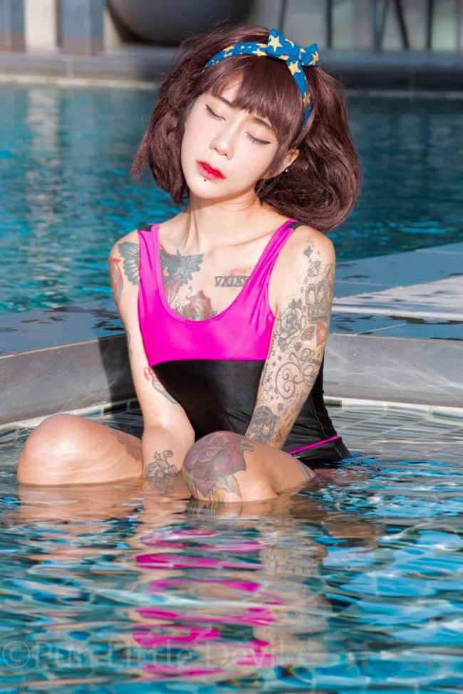 Ngoài xăm hình, hot girl Thái Lan còn là&nbsp;chủ một kênh tư vấn mỹ phẩm và phương pháp dưỡng da, trị mụn online dành cho chị em phụ nữ