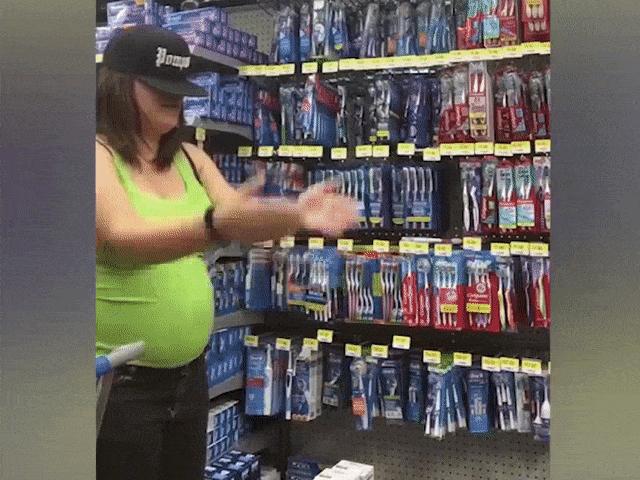 Video Clip Cười - Cô gái bị "gấu" biến thành trò cười trong siêu thị