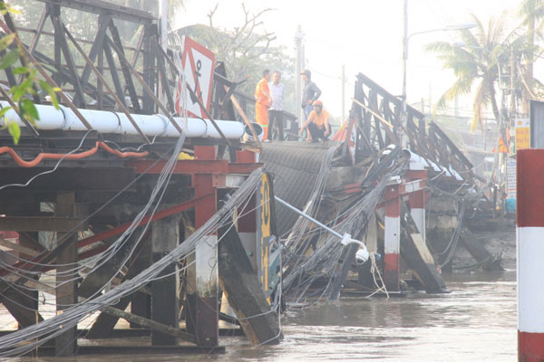 Nóng 24h qua: Xe CSGT tông chết người băng qua đường trong đêm - 2