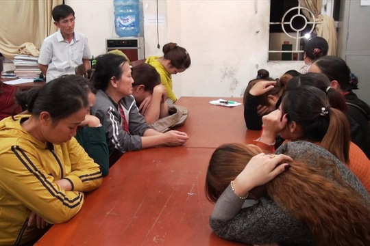 Nóng 24h qua: Xe CSGT tông chết người băng qua đường trong đêm - 5