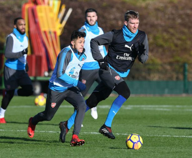 &#34;Bom tấn&#34; Sanchez sắp tới MU: Đã tới Manchester kiểm tra y tế - 3