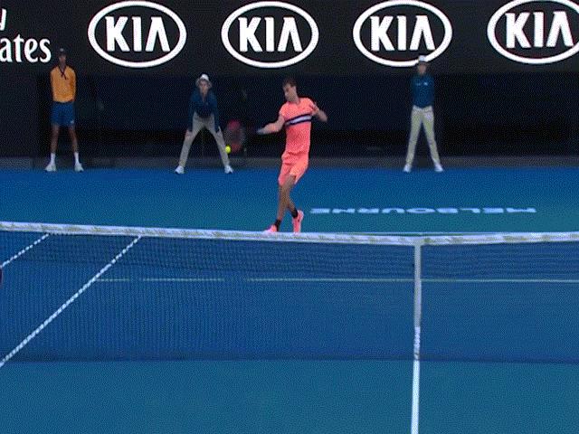Thể thao - Kiệt tác Australian Open: Xuất chiêu chém bóng quá ảo, "Tiểu Federer" sấp mặt