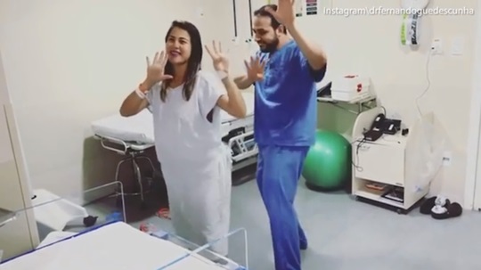 Bác sĩ nhảy samba với sản phụ trong phòng sinh - 1