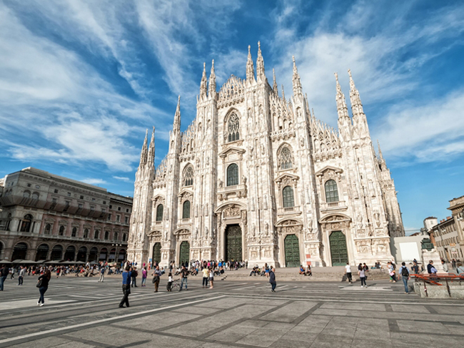 Duomo Milan (Italia): Nhà thờ lớn tại Milan không chỉ là biểu tượng của thành phố phía Bắc Italia này mà còn được coi là công trình quan trọng nhất của kiến trúc Gothic tại đây.

