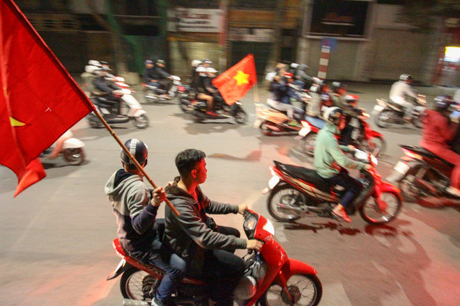 Thanh niên đầu trần phóng bạt mạng trên đường ăn mừng chiến thắng - 1