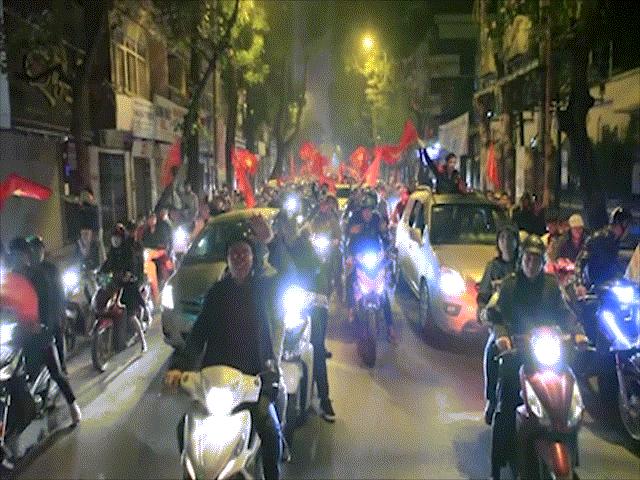 U23 tạo cơn “địa chấn” người Hà Nội diễu hành xuyên đêm