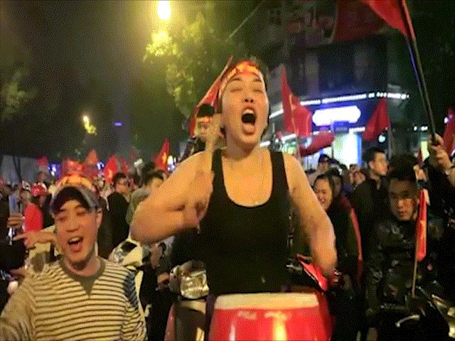 Tin tức trong ngày - Khoảnh khắc vui sướng tột đỉnh của CĐV khi U23 Việt Nam đánh bại U23 Iraq