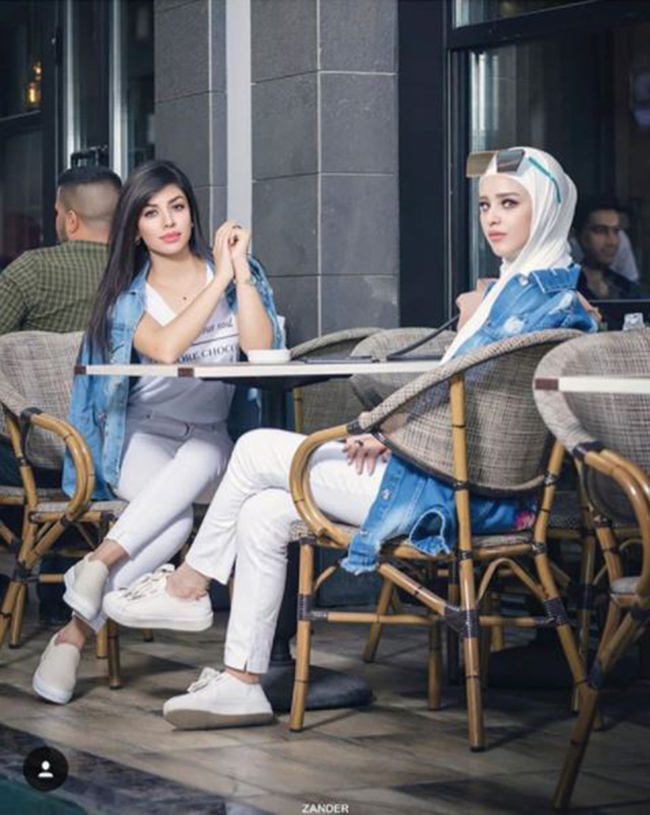 Khác với những hình ảnh phụ nữ Hồi giáo chúng ta thường thấy, những cô gái con nhà giàu có cách ăn mặc vô cùng hiện đại và sang trọng.