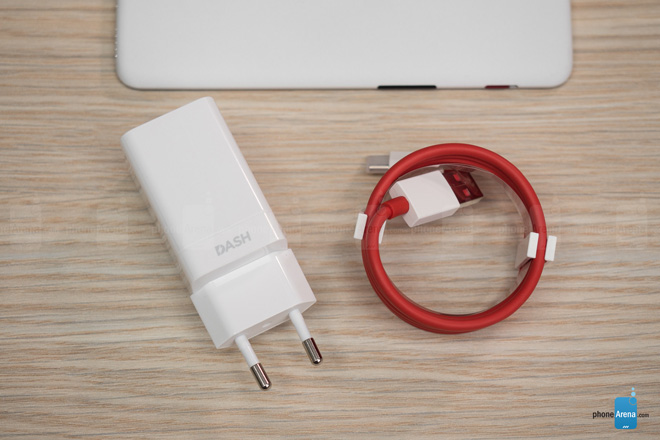 Video mở hộp "kẻ hủy diệt" OnePlus 5T Trắng sa thạch - 2