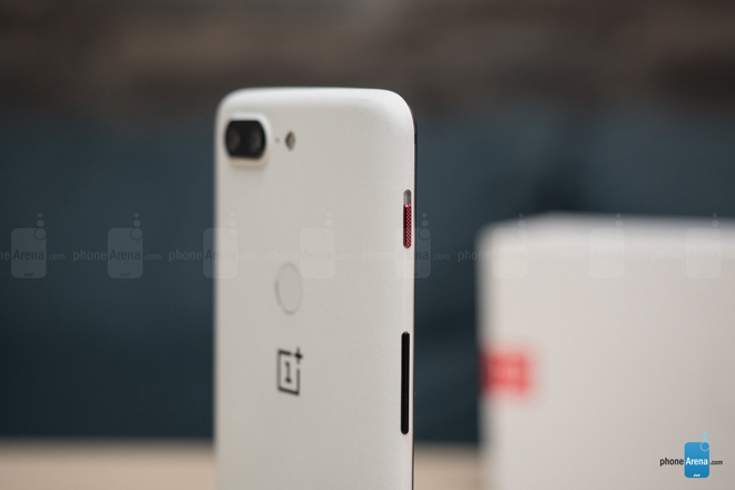 Video mở hộp "kẻ hủy diệt" OnePlus 5T Trắng sa thạch - 3