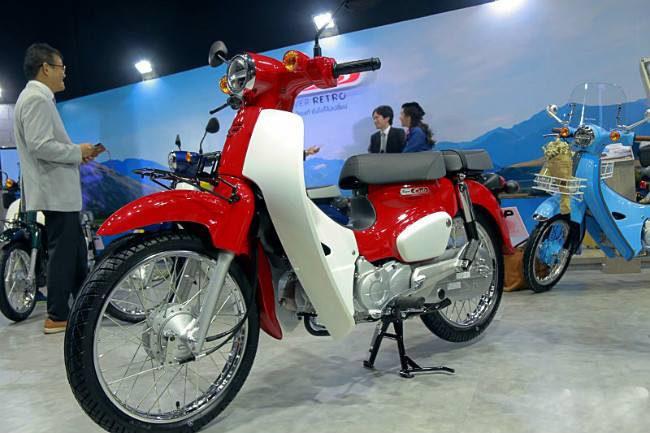 Thành viên mới của dòng xe số huyền thoại ăn khách nhất thế giới 2018 Honda Super Cub hiện giờ đã sẵn có tại Trung tâm Honda Wing và được niêm yết giá đề xuất tại thị trường Thái Lan chỉ 47.100 THB (33,5 triệu VNĐ). Ảnh 2018 Super Cub màu đỏ tại Thái Lan.