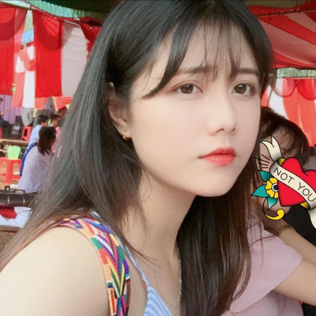Chỉ cần ngồi đó và mỉm cười, Hoàng Châu cũng tỏa ra sức hút đặc biệt.&nbsp;