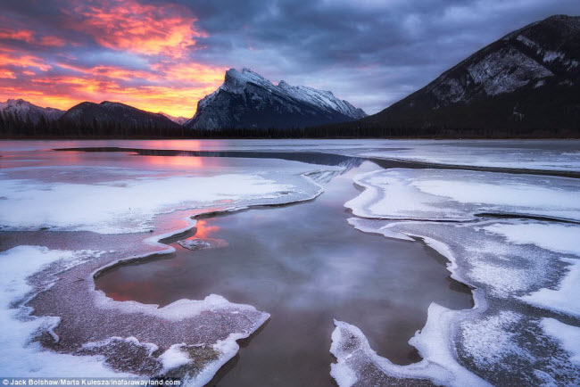 Những cấu trúc băng tuyệt đẹp trên hồ Vermilion ở Banff, Canada.