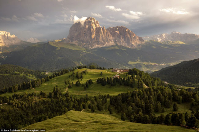 Phong cảnh xanh mướt tại vùng ngoại ô ở Dolomites, Italia.