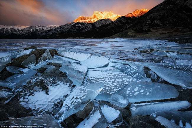 Bề mặt nước đóng băng trên hồ Abraham ở Alberta, Canada.