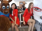 Thế giới - NÓNG nhất tuần: Hành khách bức xúc vì nữ tiếp viên hàng không Malaysia lộ ngực