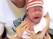 Phi thường - kỳ quặc - Em bé 6 tháng tuổi bất ngờ hét &quot;đau quá&quot; khi bị tiêm