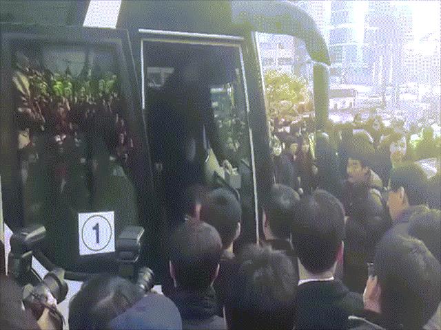 Thế giới - Bạn gái cũ ông Kim Jong-un nghiêm nghị dẫn đoàn tới HQ