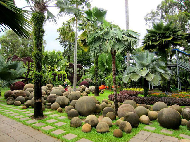 Khu vườn bao gồm hơn 500 mẫu đất, với không gian được chia thành nhiều khu vườn nhỏ hơn như Vườn Canna, Bướm Đồi, Vườn Xanh và Vườn Stonehenge.
