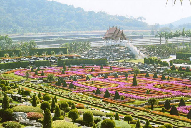 3. Vườn Thực vật Nhiệt đới Nong Nooch – Thái Lan: Mỗi năm có hàng trăm ngàn du khách lên chuyến bay tới Pattaya, Thái Lan để khám phá Vườn Nhiệt đới Nong Nooch xinh đẹp.