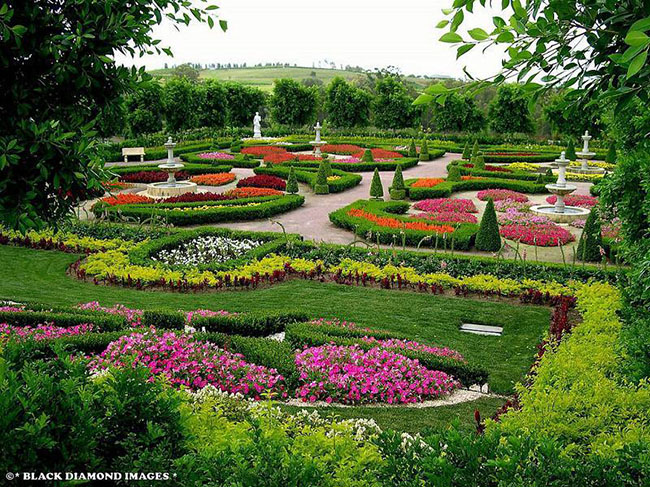 Du khách có thể đi quanh vườn Storybook để tìm những bức tranh khảm đầy màu sắc và đủ các loại hoa mà bạn có thể yêu thích. khu vườn này có hơn 6.000 cây lớn và 600.000 cây bụi nhỏ.