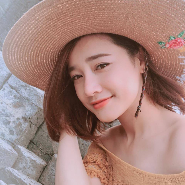 Vẻ thơ ngây, trong sáng của Nhã Phương khiến các fan girl phải ghen tỵ.