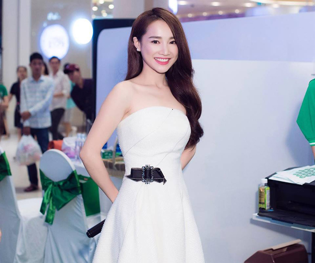 Phong cách thời trang của Nhã Phương được khen ngợi vì vẻ quyến rũ, không hở hang nhưng vẫn sexy.