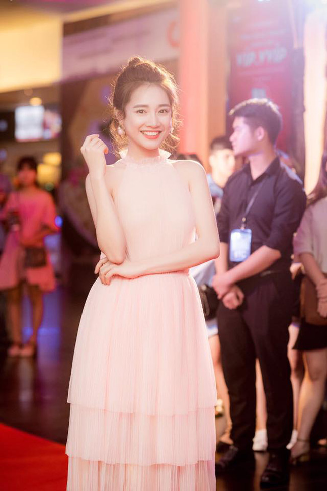 Trên thảm đỏ, Nhã Phương thường xuất hiện với phong cách công chúa, nữ tính dịu dàng.