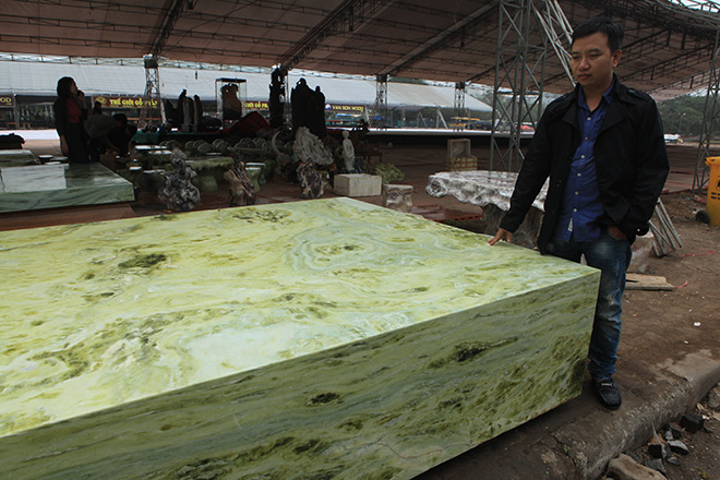 Tấm phản đá xanh ngọc nguyên khối nặng 14 tấn xuất hiện ở Hà Nội - 6