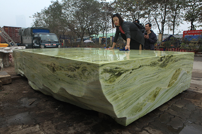 Tấm phản đá xanh ngọc nguyên khối nặng 14 tấn xuất hiện ở Hà Nội - 5