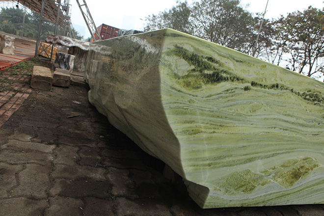 Tấm phản đá xanh ngọc nguyên khối nặng 14 tấn xuất hiện ở Hà Nội - 7