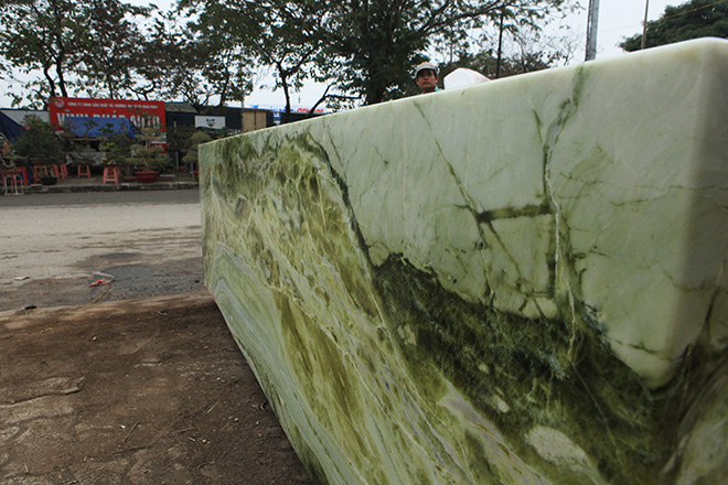 Tấm phản đá xanh ngọc nguyên khối nặng 14 tấn xuất hiện ở Hà Nội - 4